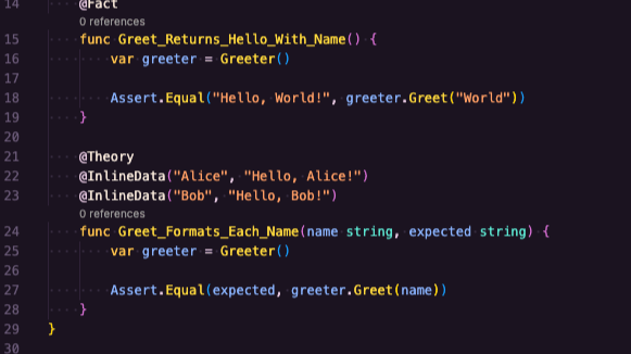 G# で書いた xUnit スタイルのテストコード。@Fact な Greet_Returns_Hello_With_Name と、@Theory＋@InlineData(Alice/Bob) な Greet_Formats_Each_Name。func 宣言と Assert.Equal(greeter.Greet(...)) を使っている。